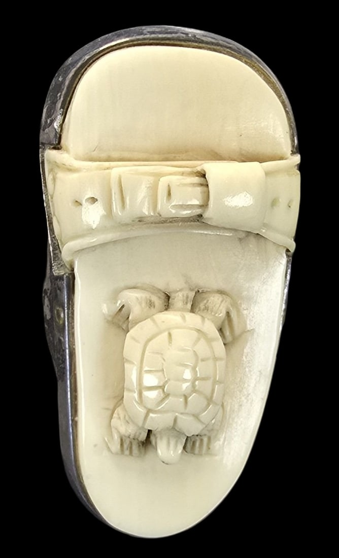 Massive Vintage Custom Made Sterling Silver Ring /w Japanese Netsuke: Very good vintage condition with minor patina according to age. The ring is a size 7 and weighs ca. 34 grams. Tested for Sterling Silver.