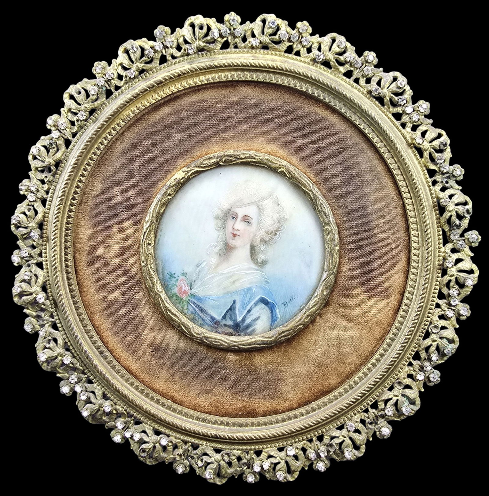 Vintage "A Cameo Creation" gold-colored framed portrait (1 of 3)