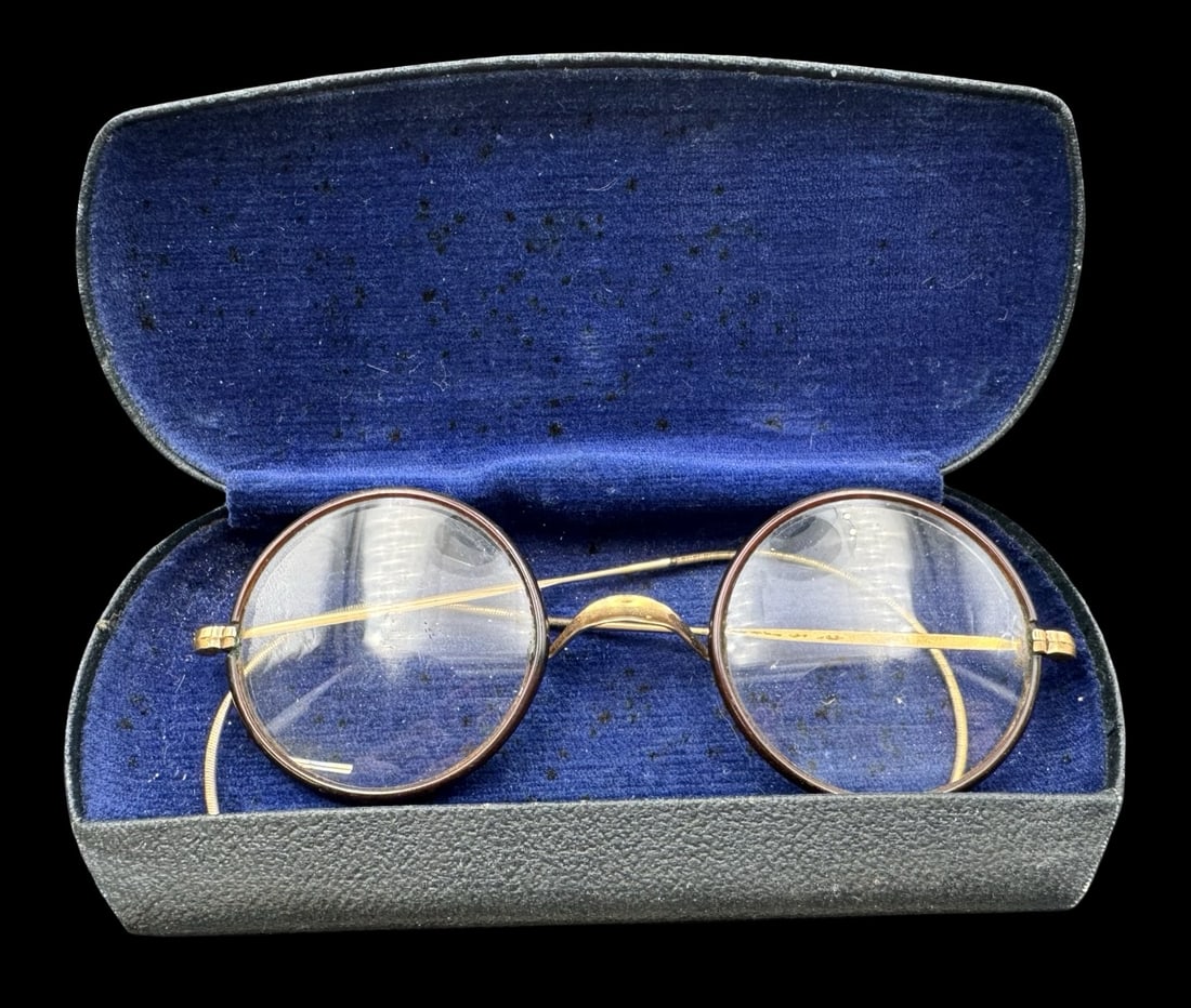 Antique Gold Plated 1920s Windsor Round Eyeglasses - Saddle Bridge & Celluloid Rims /w Original Case: Very good antique condition. No chips, cracks or repairs. Measures approx. 4 1/2"long x 2 1/2" wide. Comes with case.
