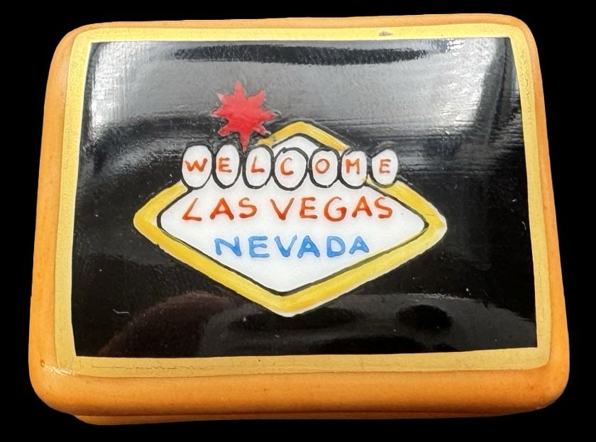 Stunning Vintage ROCHARD Limoges Porcelain Las Vegas Suitcase Trinket Box: Very good vintage condition with minor patina according to age. Pendant Measures approx. 1 3/4" long and 1 1/4" wide & 5/8" high. Marked for ROCHARD Made in France