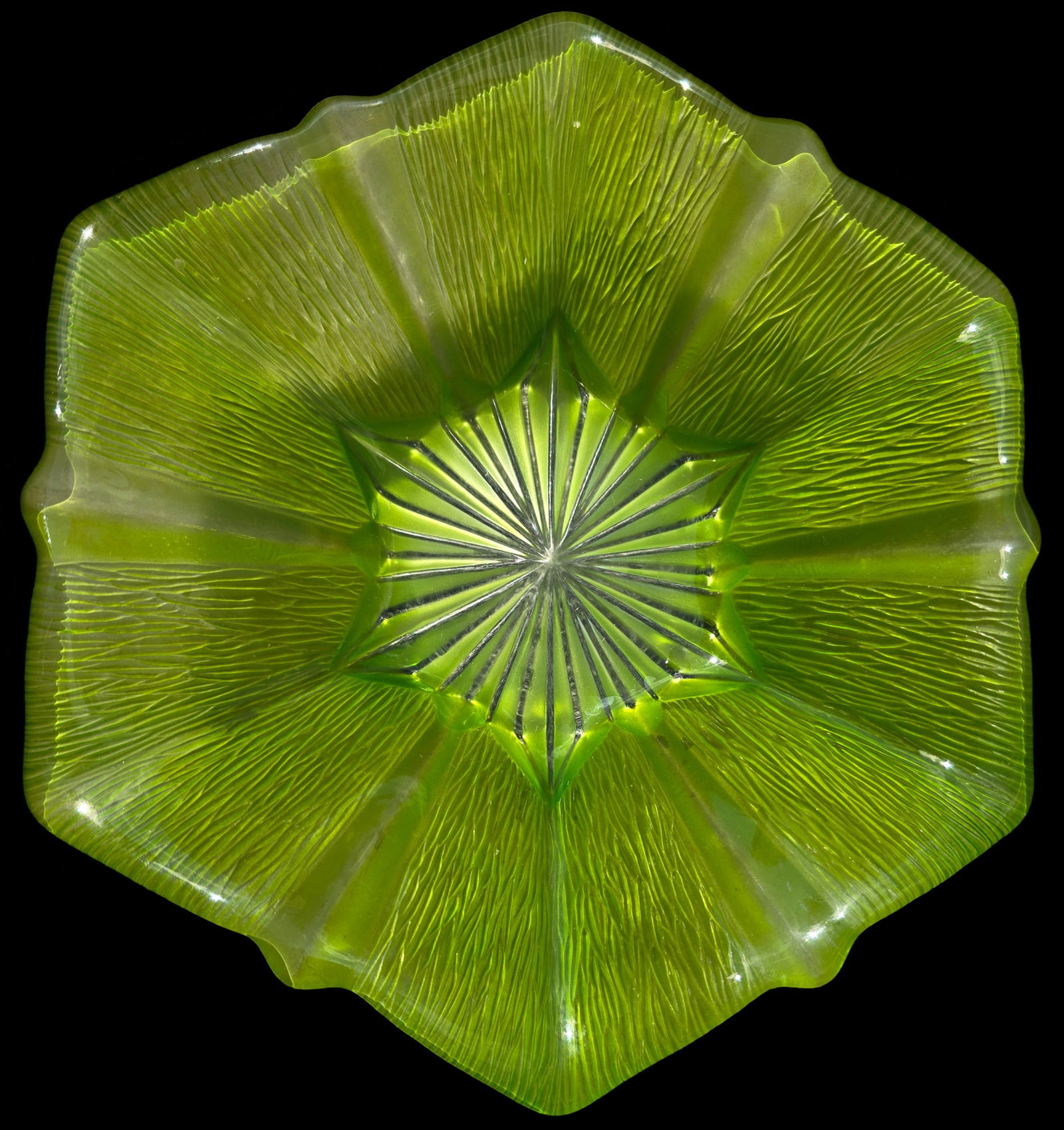 Unusual Vintage ca. 1930s Green Depression Glass Bowl (1 of 6)