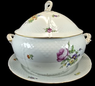 Large BING & GRONDAHL (B&G) Denmark Saxon Flower Lidded Soup Tureen
