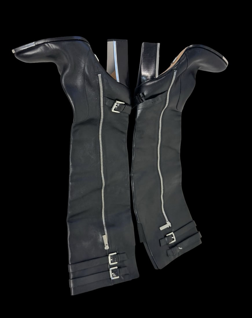 MICHAEL KORS Over the Knee Heeled Boots - Never worn: A pair of MICHAEL KORS Boots known for their sleek design and a block heel. Good pre-loved condition; never worn. Minimal signs of wear from storage; missing two buckles and a heel cap. Size 41.