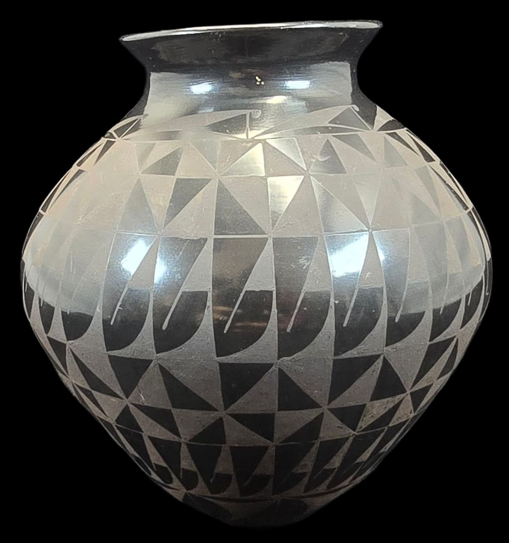 Vintage Handmade JAIME DOMINGUEZ Mata Ortiz Pottery Vase: Very good vintage condition with some patina according to age, please see pictures. No chips, cracks, or repairs. Measures approx. 5 1/2" high x 4 1/2" wide. Marked on the bottom.