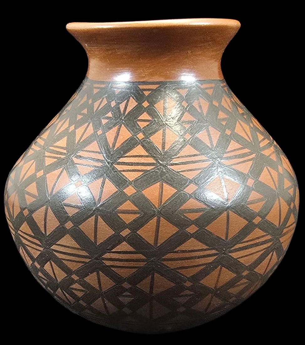 Stunning Vintage ROSA LOYA Mata Ortiz Art Pottery Vase: Very good vintage condition with some patina according to age, please see pictures. No chips, cracks, or repairs. Measures 3 1/2" high and 3" wide