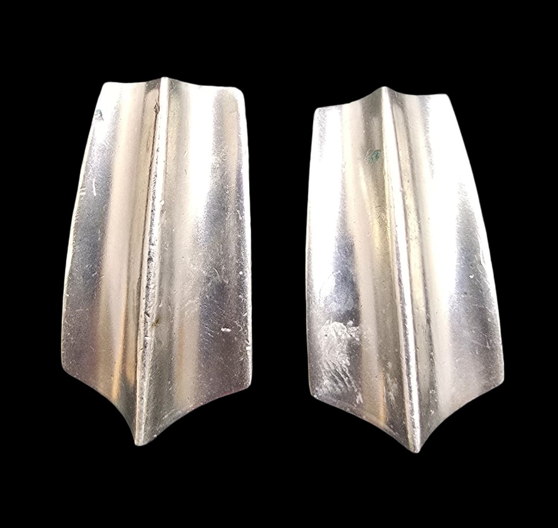 Gorgeous Mid-Century Modern LOS BALLESTEROS TAXCO Mexico Sterling Silver Earrings: Very good vintage condition with minor patina according to age. Each measures approx. 1 " high x 1/2" wide and they jointly weigh ca. 10.5 grams. Marked for Sterling Silver, Los Ballesteros & TAXCO Me
