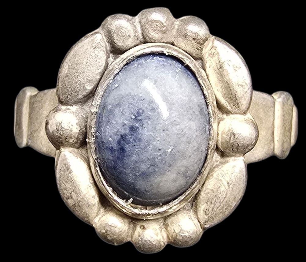 Stylish Vintage Mid-Century 1960s Native American Navajo BELL TRADING COMPANY Sterling Silver Ring: Very good vintage condition with minor patina according to age. The ring is a size 5.5 and weighs ca. 2.5 grams. Marked for Sterling Silver and Designer.