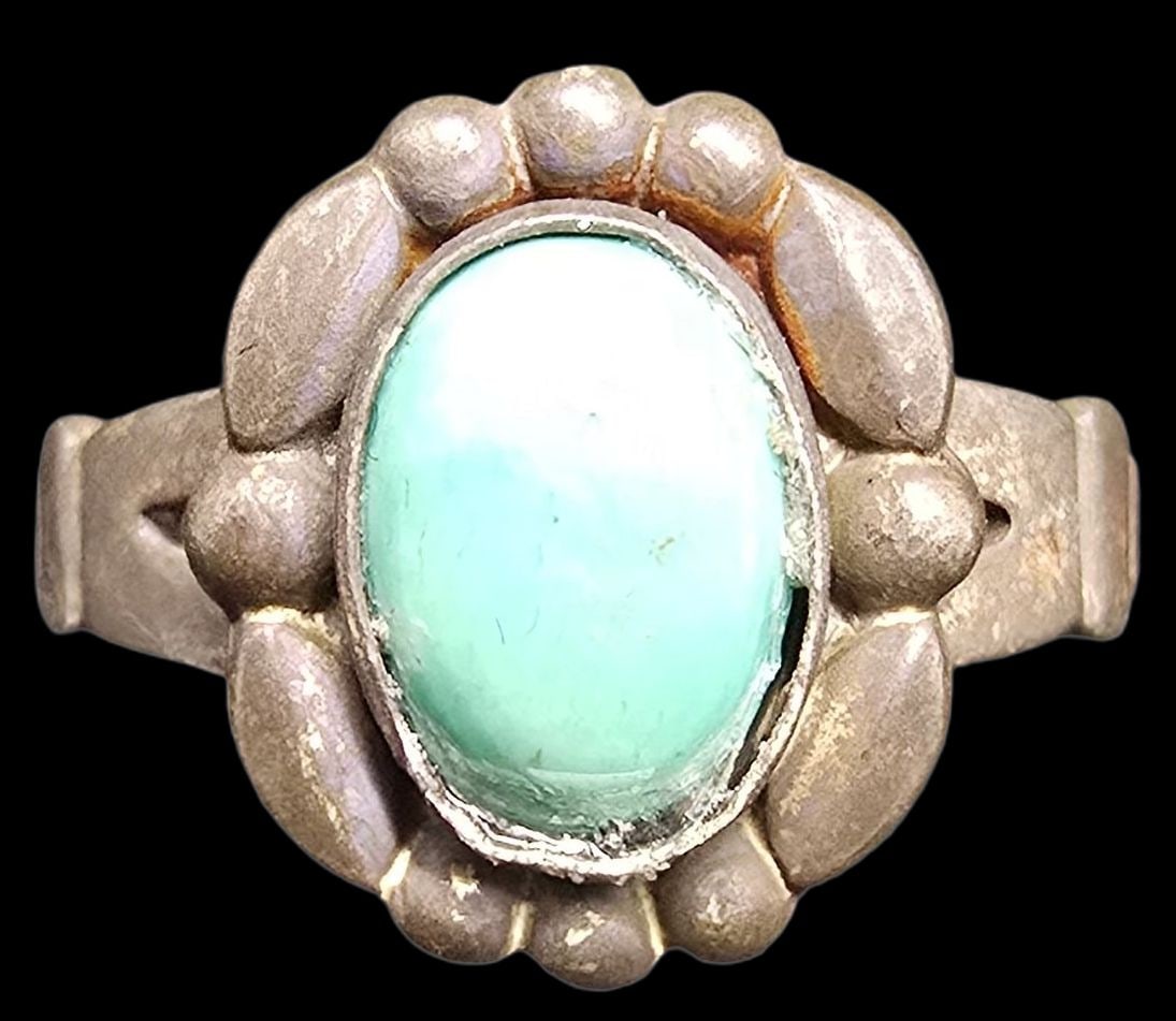 Stylish Vintage Mid-Century 1960s Native American Navajo BELL TRADING COMPANY Sterling Silver Ring: Very good vintage condition with minor patina according to age. The ring is a size 6 1/2 and weighs ca. 2.5 grams. Marked for Sterling Silver & Designer.