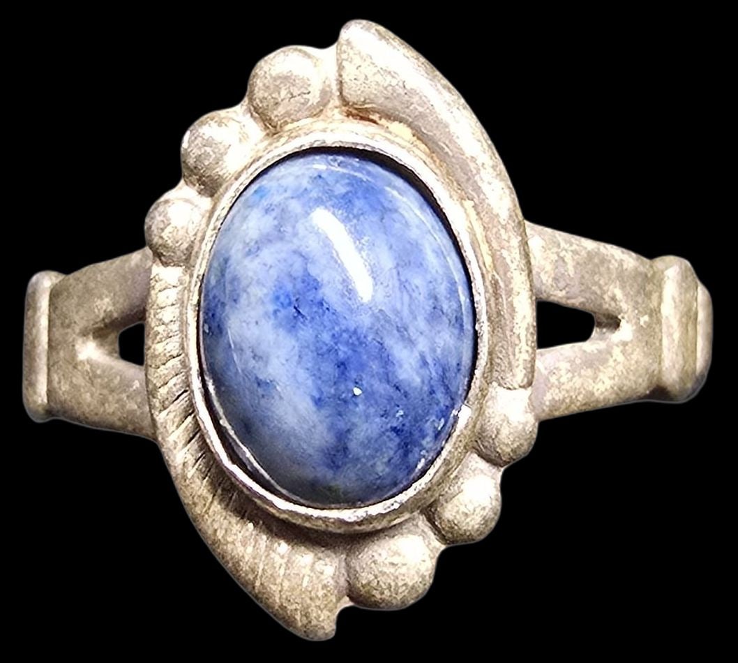 Stylish Vintage Mid-Century 1960s Native American Navajo BELL TRADING COMPANY Sterling Silver Ring: Very good vintage condition with minor patina according to age. The ring is a size 6 1/2 and weighs ca. 2.5 grams. Marked for Sterling Silver & Designer.