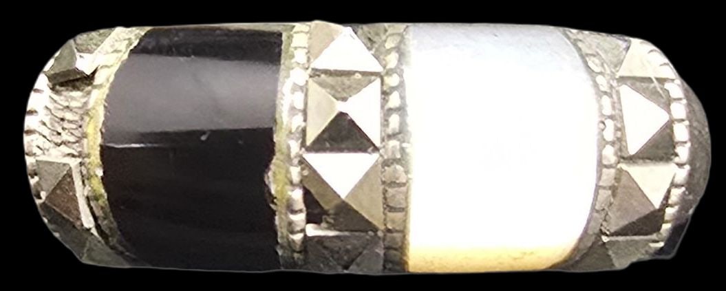 Beautiful Ornate Vintage Sterling Silver Ring /w Black & White Gemstone: Very good vintage condition with minor patina according to age. The ring is a size 7 and weighs ca. 3.5 grams. Marked for Sterling Silver.