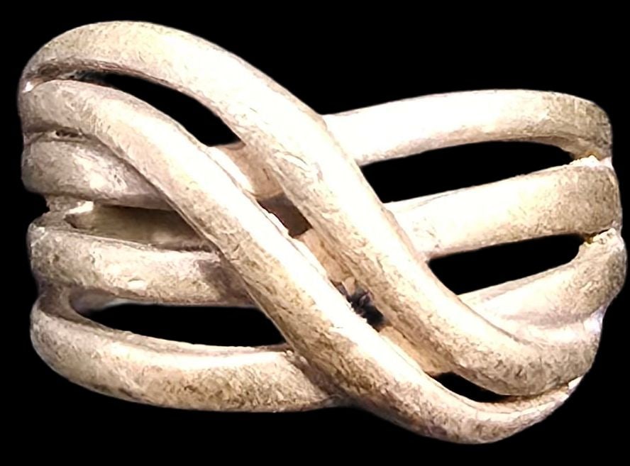 Stylish Vintage Mid-Century Modern Sterling Silver Ring: Very good vintage condition with minor patina according to age. The ring is a size 7.5 and weighs ca. 5 grams. Marked for Sterling Silver.