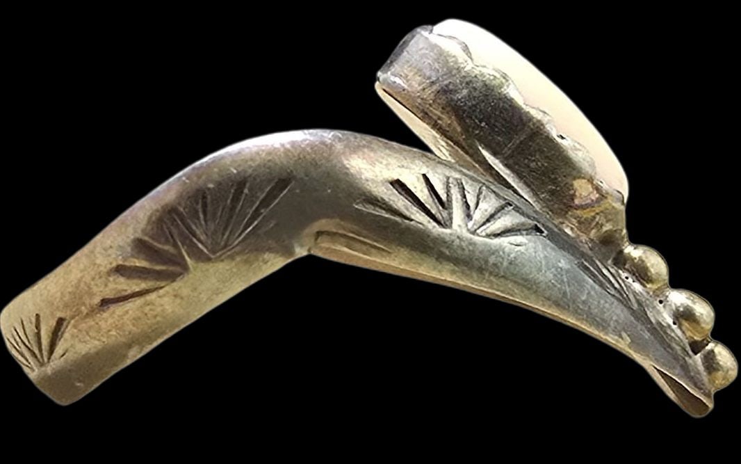 Ornate Vintage Mid-Century Native American Sterling Silver Ring /w White Pearl: Very good vintage condition with minor patina according to age. The ring is a size 8 and weighs ca. 3 grams. Marked for Sterling Silver.