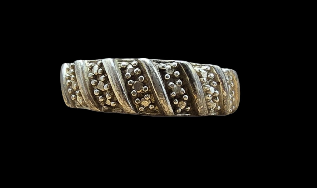 Ornate Vintage Sterling Silver & Gemstone Ring: Very good vintage condition with minor patina according to age. The ring is a size 7 and weighs ca. 3 grams. Marked for Sterling Silver.