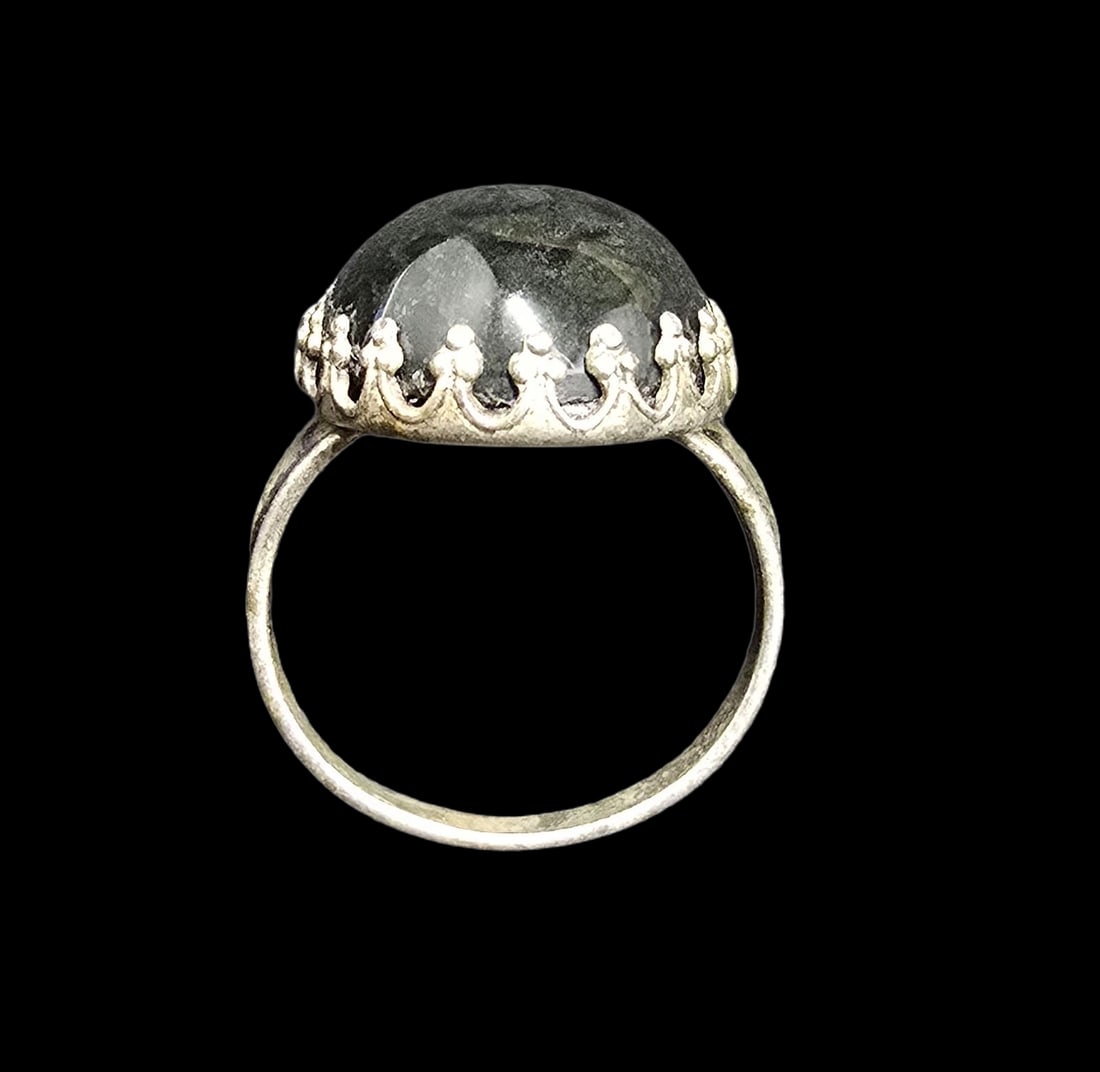 Vintage Mid-Century Southwestern Native American PACIFIC JEWELRY COMPANY Sterling Silver & Black: Very good vintage condition with minor patina according to age. The ring is a size 5 and weighs ca. 4.5 grams. Marked for Sterling Silver & Designer.