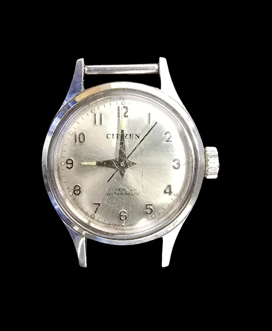 Stylish Vintage CITIZEN Silver-Tone Wristwatch /w Silver Dial: Very good vintage condition with minor patina according to age. Measures approx. 1 " long and weighs ca. 13 grams. No Strap. Marked CITIZEN.