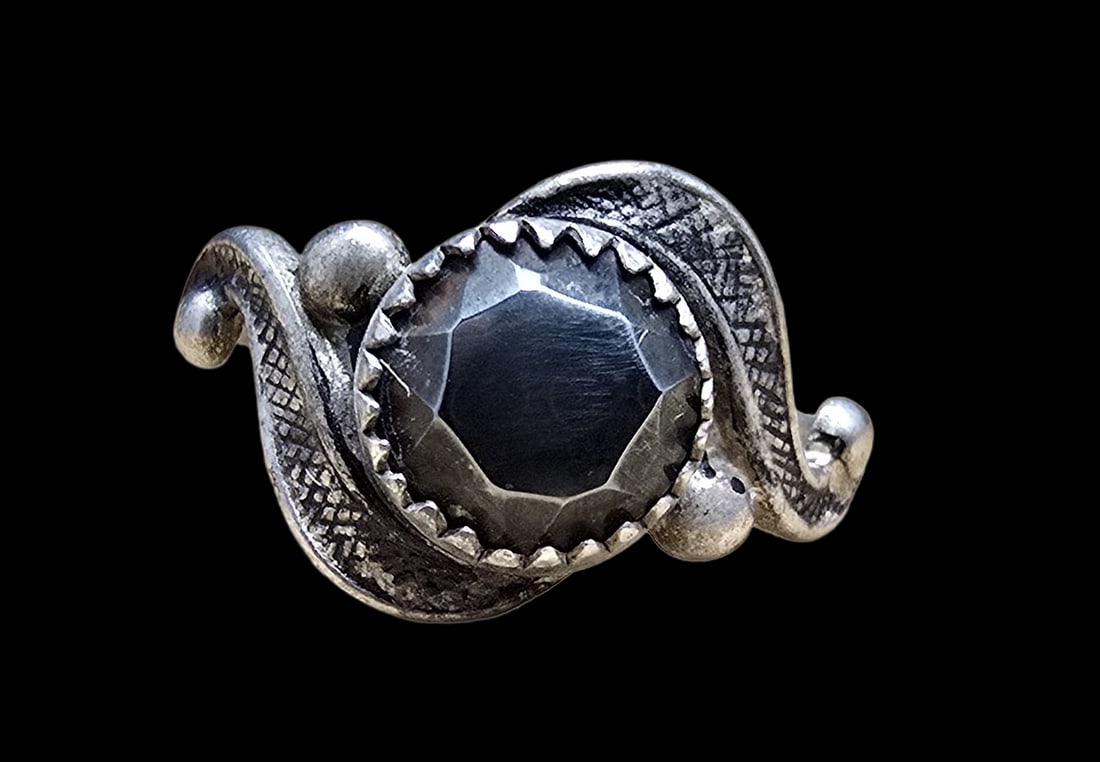 Mid-Century Southwestern PACIFIC JEWELRY COMPANY Sterling Silver & Gemstone Ring: Very good vintage condition with minor patina according to age. The ring is a size 4 and weighs ca. 2 grams. Marked for Sterling Silver.