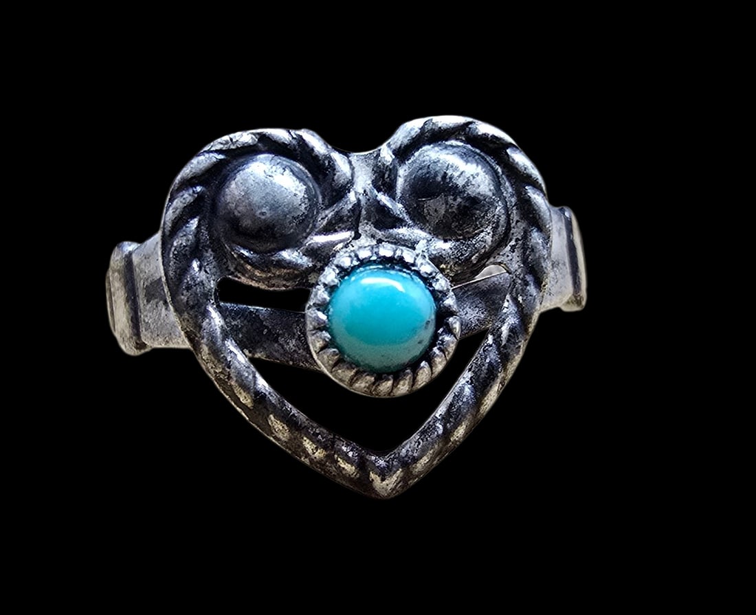 Stylish Vintage Mid-Century 1960s Native American Navajo BELL TRADING COMPANY Sterling Silver Ring: Very good vintage condition with minor patina according to age. The ring is a size 6 and weighs ca. 2 grams. Marked for Sterling Silver.