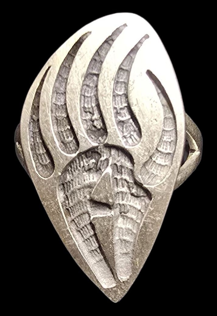 Mid-Century Southwestern Native American PACIFIC JEWELRY COMPANY Sterling Silver Bear Paw Ring: Very good vintage condition with minor patina according to age. The ring is a size 7 and weighs ca. 5 grams. Marked for Sterling Silver & Designer.