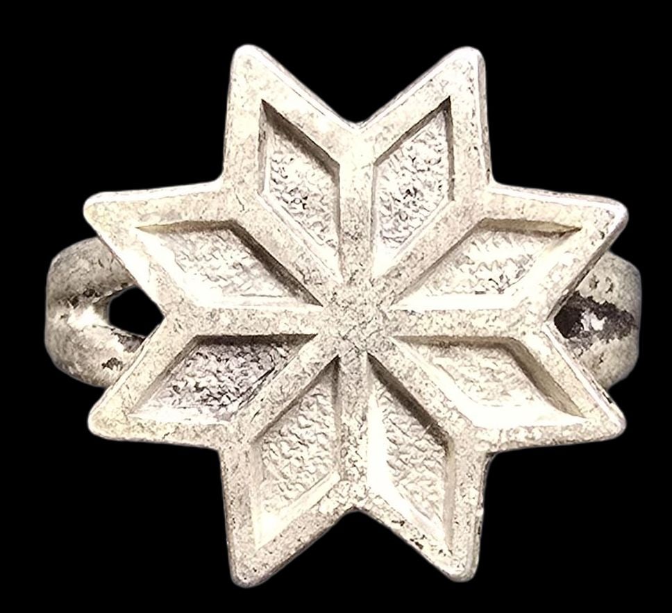 Vintage Mid-Century 1960s Native American BELL Trading Post Sterling Silver & Gemstone Ring: Very good vintage condition with minor patina according to age. The ring is a size 6.5 and weighs ca. 3 grams. Marked for Sterling Silver & Designer.