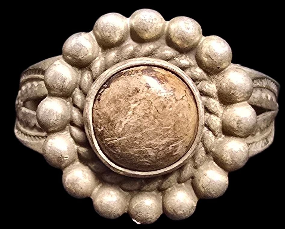 Vintage Mid-Century 1960s Native American BELL Trading Post Sterling Silver & Gemstone Ring: Very good vintage condition with minor patina according to age. The ring is a size 7.5 and weighs ca. 2.5 grams. Marked for Sterling Silver & Designer.