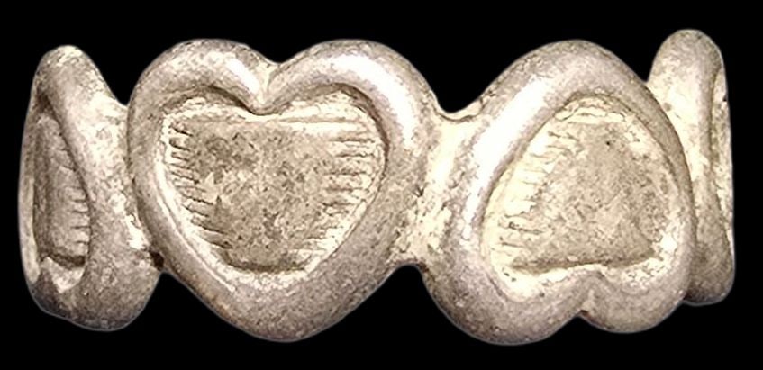 Vintage Mid-Century 1940s Native American BELL Trading Post Sterling Silver Ring: Very good vintage condition with minor patina according to age. The ring is a size 5.5 and weighs ca. 3.5 grams. Marked for Sterling Silver & Designer.