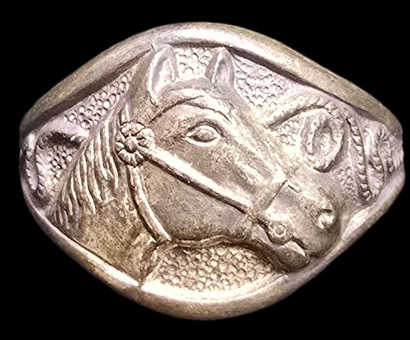 Vintage Mid-Century 1960s Native American BELL Trading Post Sterling Silver Horse Theme Ring: Very good vintage condition with minor patina according to age. The ring is a size 8 and weighs ca. 3.5 grams. Marked for Sterling Silver & Designer.