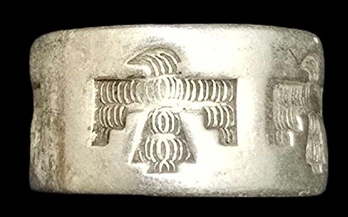 Vintage Mid-Century 1940s Native American BELL Trading Post Sterling Silver Thunderbird Ring: Very good vintage condition with minor patina according to age. The ring is a size 5.5 and weighs ca. 5 grams. Marked for Sterling Silver & Designer.