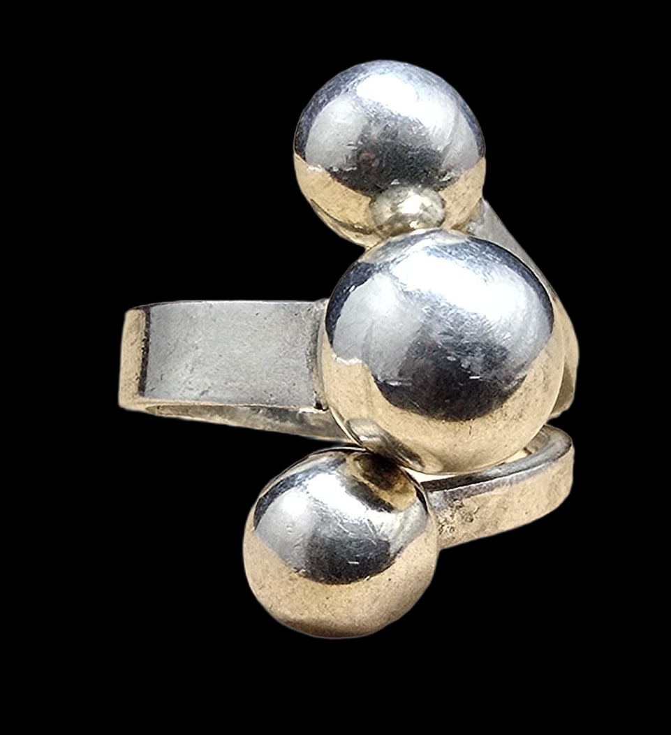 Stylish Vintage Mid-Century Modern Mexican Sterling Silver Ring /w Three Silver Balls: Very good vintage condition with minor patina according to age. The ring is a size 7 and weighs ca. 9 grams. Marked for Sterling Silver.