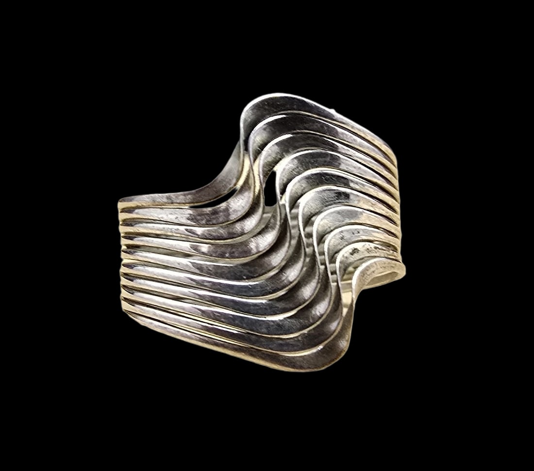 Stunning Vintage Mid-Century Modern Mexican Sterling Silver Ring /w Wave Design: Very good vintage condition with minor patina according to age. The ring is a size 6 and weighs ca. 1.5 grams. Marked for Sterling Silver.