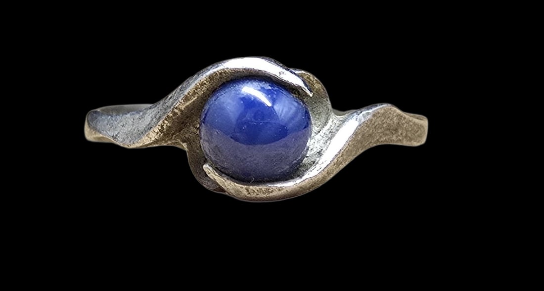 Stylish Vintage Mid-Century Modern Sterling Silver & Blue Gemstone Ring: Very good vintage condition with minor patina according to age. The ring is a size 6 and weighs ca. 1.5 grams. Marked for Sterling Silver.