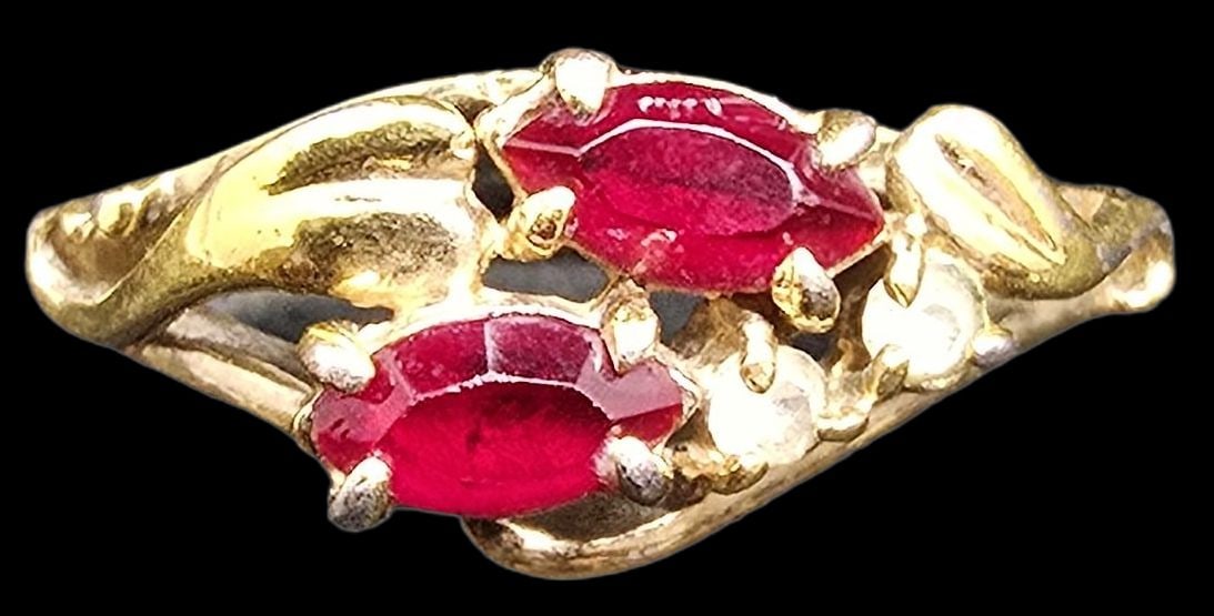 Stylish Vintage Goldplated Costume Jewelry Ring /w Red Gemstones (1 of 4)