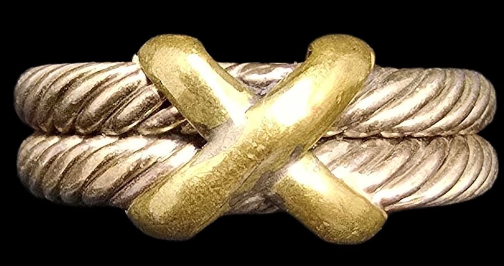 Stylish Vintage Gold- and Silvertone Metal Cable Ring: Very good vintage condition with minor patina according to age. The ring is a size 6 and weighs ca. 8.5 grams. Not tested.