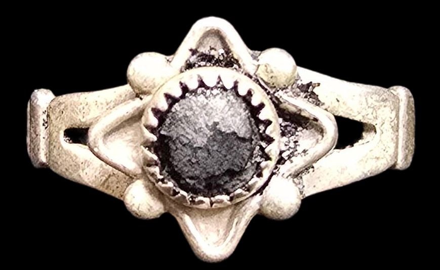 Vintage Mid-Century 1960s Native American BELL Trading Post Sterling Silver & Gemstone Ring: Very good vintage condition with minor patina according to age. The ring is a size 6 and weighs ca. 2 grams. Marked for Sterling Silver & Designer.