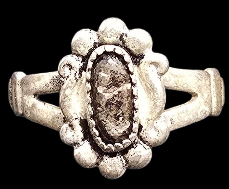 Vintage Mid-Century 1960s Native American BELL Trading Post Sterling Silver & Gemstone Ring: Very good vintage condition with minor patina according to age. The ring is a size 6 and weighs ca. 2 grams. Marked for Sterling Silver & Designer.