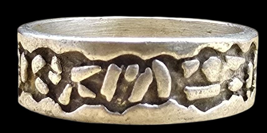 Vintage Mid-Century 1960s Native American BELL Trading Post Sterling Silver Ring: Very good vintage condition with minor patina according to age. The ring is a size 9 and weighs ca. 4.5 grams. Marked for Sterling Silver & Designer.