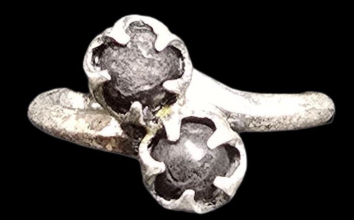 Vintage Mid-Century Southwestern Sterling Silver & Gemstone Designer Ring: Very good vintage condition with minor patina according to age. The ring is a size 4.5 and weighs ca. 1 gram. Marked for Sterling Silver.