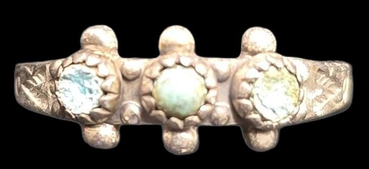 Vintage Mid-Century 1960s Native American BELL Trading Post Sterling Silver & Gemstone Ring: Very good vintage condition with minor patina according to age. The ring is a size 6.5 and weighs ca. 1.5 grams. Marked for Sterling Silver & Designer.