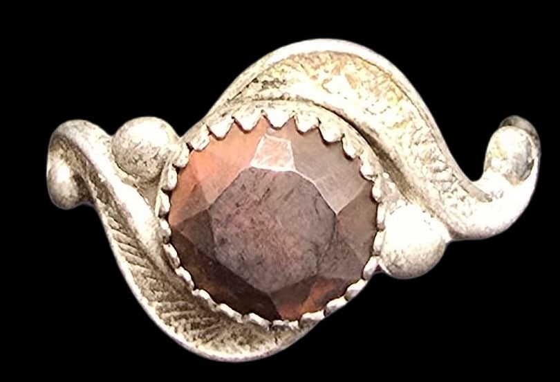 Mid-Century Southwestern Native American PACIFIC JEWELRY COMPANY Sterling Silver & Gemstone Ring: Very good vintage condition with minor patina according to age. The ring is a size 5 and weighs ca. 2 grams. Marked for Sterling Silver & Designer.