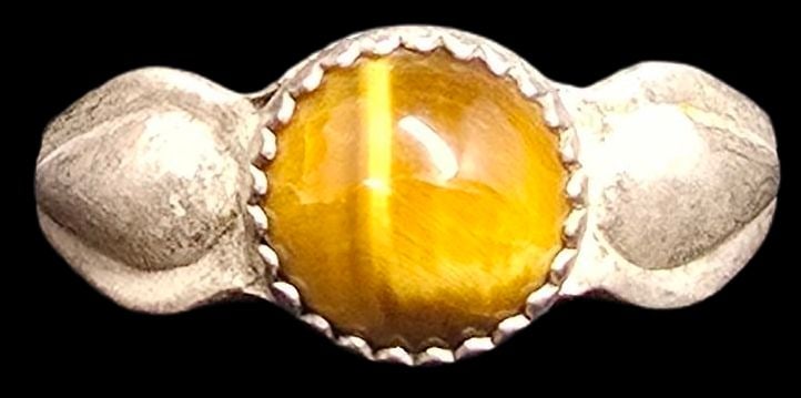 Mid-Century Southwestern Native American PACIFIC JEWELRY COMPANY Sterling Silver & Gemstone Ring: Very good vintage condition with minor patina according to age. The ring is a size 5.5 and weighs ca. 2 grams. Marked for Sterling Silver & Designer.