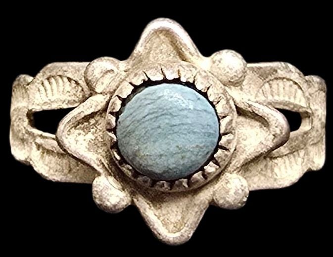 Vintage Mid-Century 1960s Native American BELL Trading Post Sterling Silver & Gemstone Ring: Very good vintage condition with minor patina according to age. The ring is a size 3.5 and weighs ca. 1.5 grams. Marked for Sterling Silver & Designer.