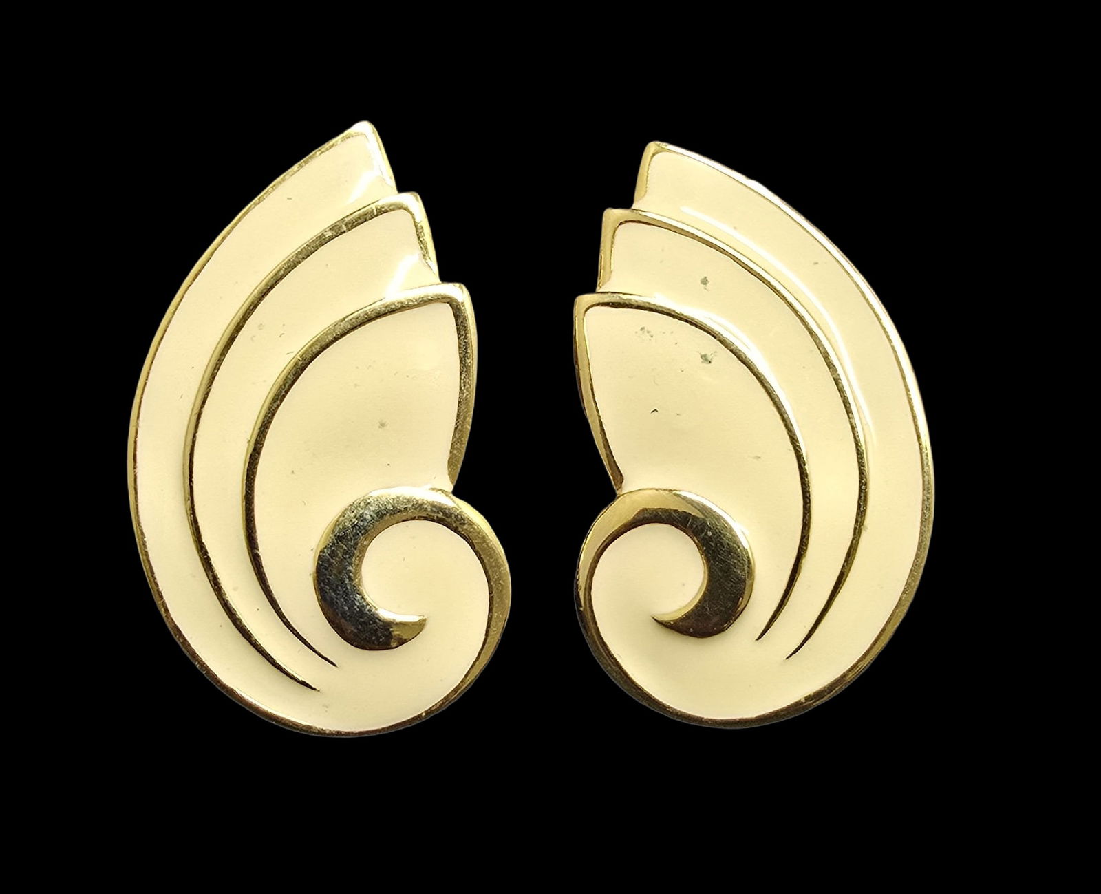 Gorgeous Vintage NAPIER Gold-Tone Metal & Beige Enamel Costume Jewelry Screw-Back Earrings: Very good vintage condition with minor patina according to age. Each measures approx. 1 1/2" long and they jointly weigh ca. 16 grams. Marked.