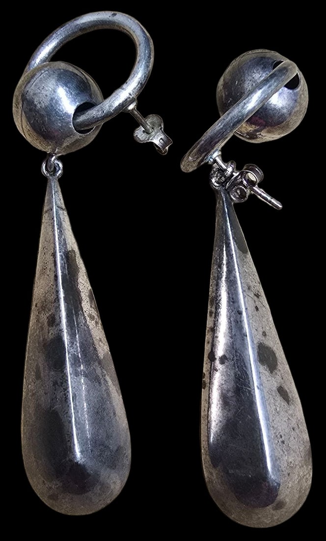 Stylish Pair of Vintage Mid-Century Sterling Silver Dangle Earrings: Very good vintage condition with minor patina according to age. Each measures approx. 2" long and they jointly weigh ca. 8 grams. Marked.