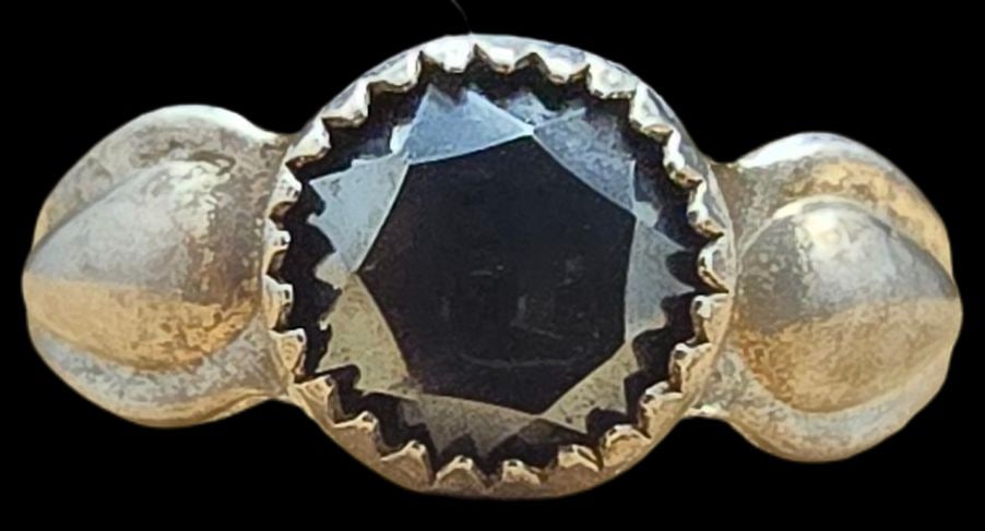 Mid-Century Southwestern Native American PACIFIC JEWELRY COMPANY Sterling Silver & Gemstone Ring: Very good vintage condition with minor patina according to age. The ring is a size 5 and weighs ca. 2 grams. Marked for Sterling Silver & Designer.