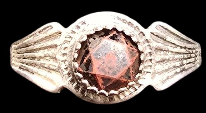 Mid-Century Southwestern Native American PACIFIC JEWELRY COMPANY Sterling Silver & Gemstone Ring: Very good vintage condition with minor patina according to age. The ring is a size 4 and weighs ca.1.5 grams. Marked for Sterling Silver & Designer.