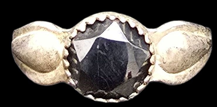 Mid-Century Southwestern Native American PACIFIC JEWELRY COMPANY Sterling Silver & Gemstone Ring: Very good vintage condition with minor patina according to age. The ring is a size 6 and weighs ca. 2 grams. Marked for Sterling Silver & Designer.