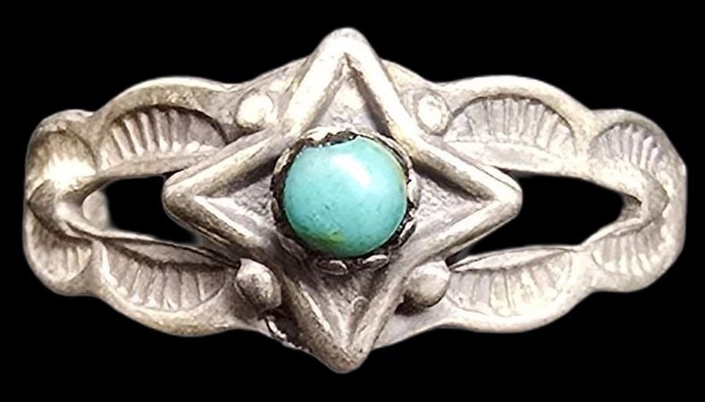Vintage Mid-Century 1960s Native American BELL Trading Post Sterling Silver & Gemstone Ring: Very good vintage condition with minor patina according to age. The ring is a size 3.5 and weighs ca. 1 gram. Marked for Sterling Silver & Designer.