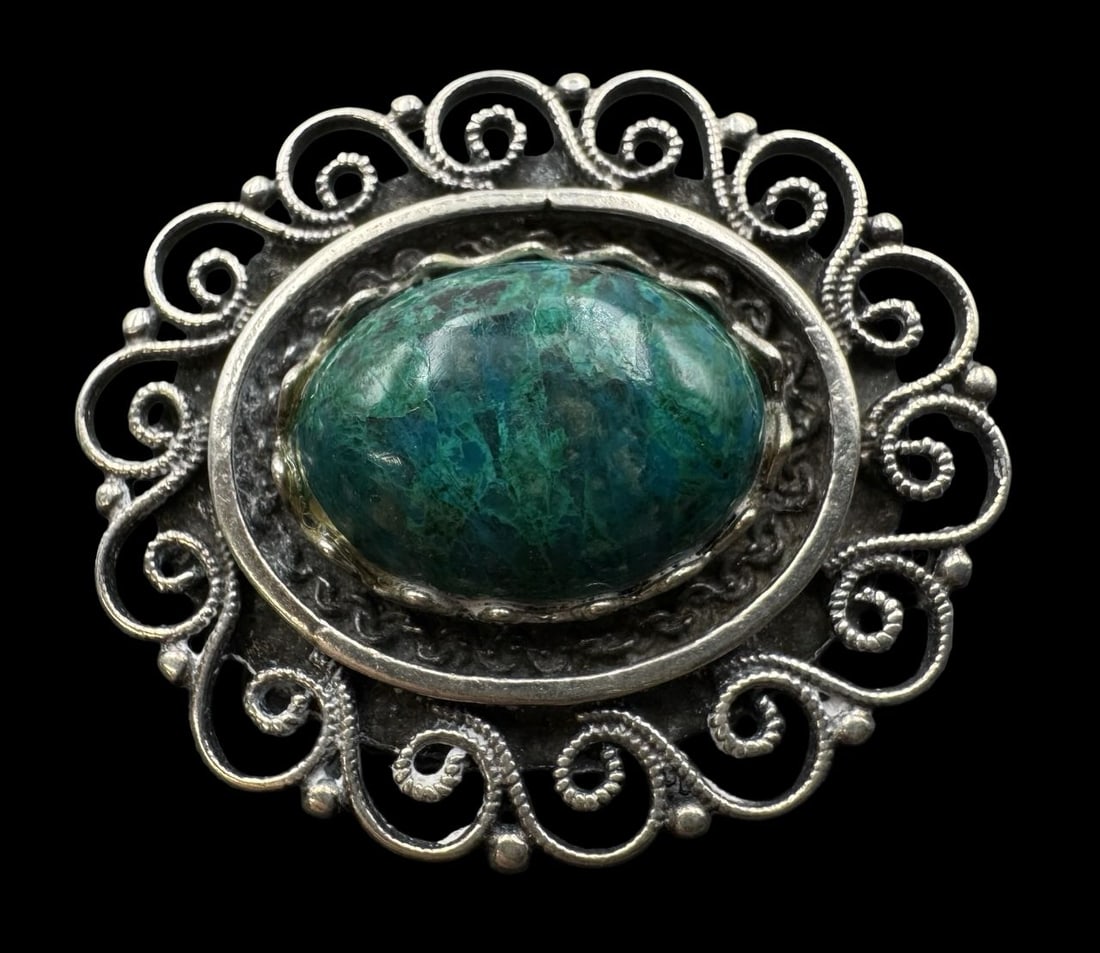 Beautiful Vintage Sterling Silver & Green Gemstone Filigree Brooch: Very good vintage condition with minor patina according to age. Measures approx. 1 1/2" long x 1 1/4" wide and weighs ca. 12.3 grams. Marked for Sterling Silver.