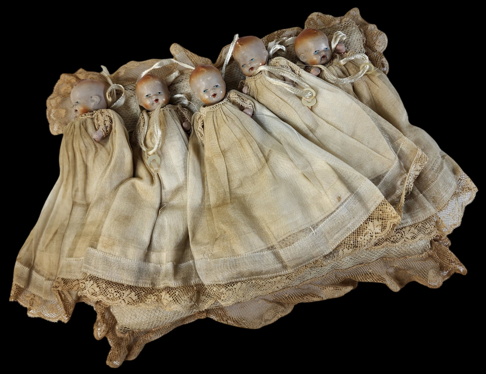 Rare Vintage DIONNE QUINTUPLETS Open Mouth Dolls on Pillow: Very rare set in very good vintage condition. One of the babies has detached from the pillow but can easily be sown back on. Measures approx. 11" long x 8" wide x 2" high.