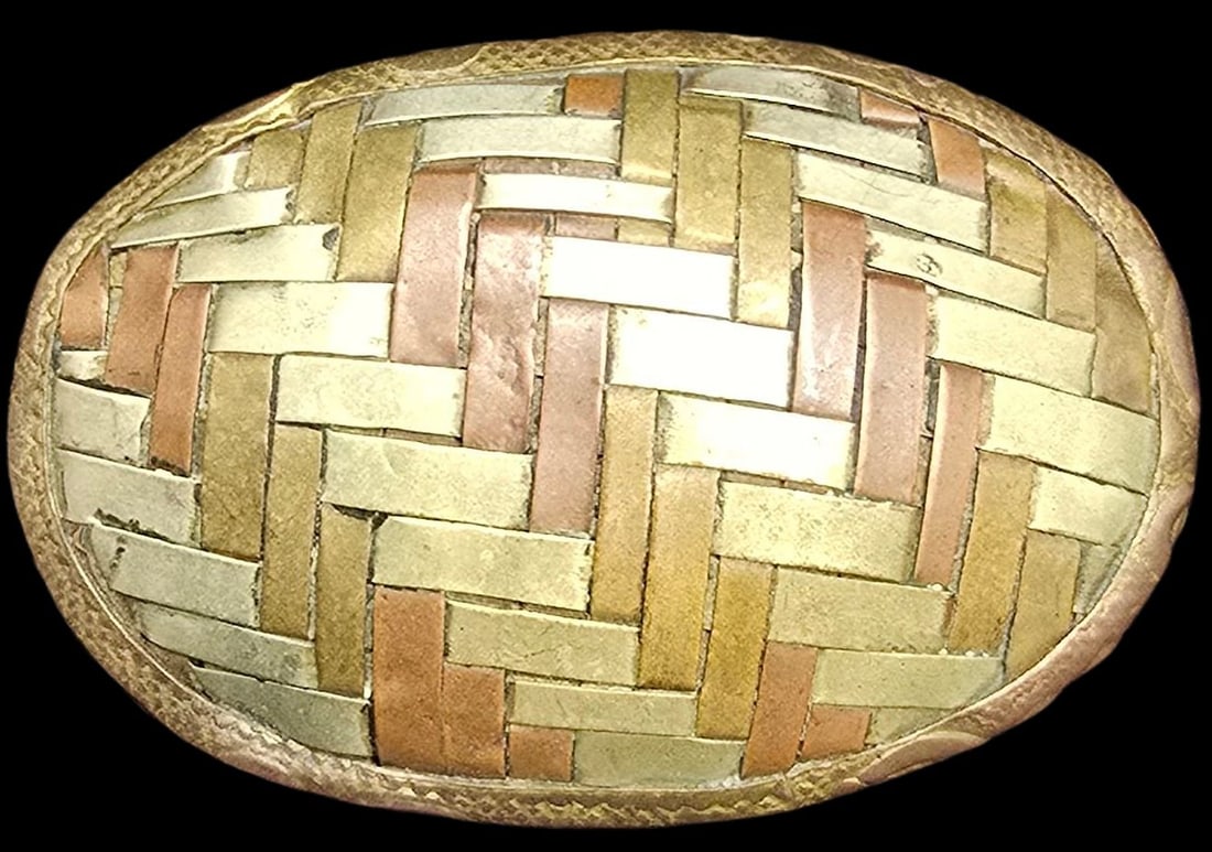 Beautiful Vintage Trinket Box /w Multicolor Braided Metal Lid: Very good vintage condition with minor patina according to age. Measures approx. 1" long x 1 1/2" wide and weighs ca. 20 grams.