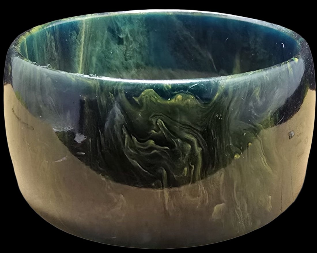 Amazing Vintage Green Bakelite Bangle Bracelet: Very good vintage condition with minor patina according to age. Measures approx. 1 1/2" deep x 3 " wide and weighs ca. 44 grams.